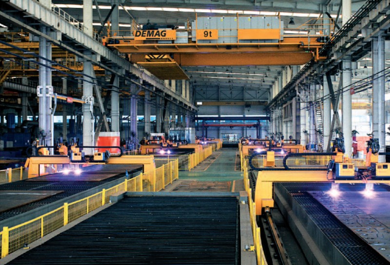 Automatizovaná rezacia linka Obr. 1. Automatizovaná CNC rezacia linka MicroStep - Demag. Zákazník: Zhengzhou Coal Mining Machinery, Čína